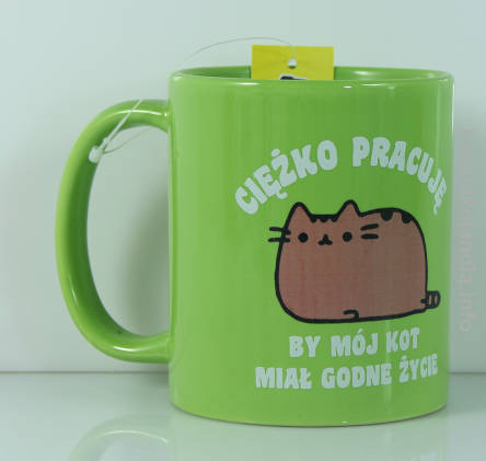 Ciężko pracuję by mój kot miał godne życie - Kubek ceramiczny zielona 
